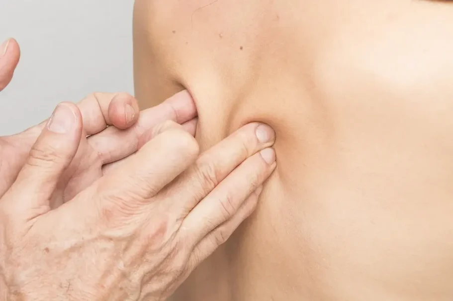 Fisioterapia para dolor a domicilio Fisio realizando tratamiento para aliviar dolor a un paciente en Valencia